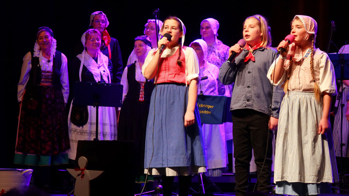 Wenn Stimmen leuchten und Glocken klingen: Die Sohl’nborger Büttpedder, hier Lara, Luca und Sherina, schenken einen Konzertabend voller Wärme, Glanz und musikalischem Weihnachtszauber. Foto: Tonn