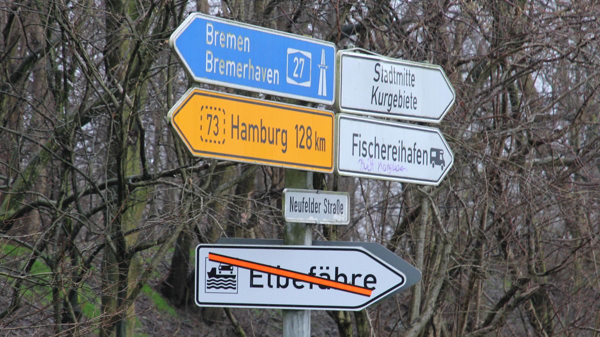 Die Hinweisschilder für die Elbefähre sind noch montiert, aber abgeklebt. Auch der Fähranleger ist bereits. Es fehlt allerdings das Schiff. Foto: Sassen