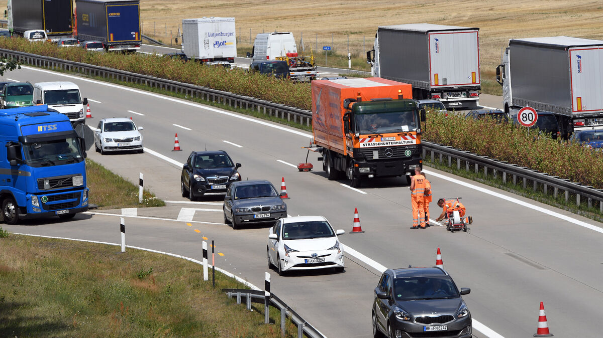 Wegen Markierungsarbeiten kommt es auf der A26 zu Sperrungen zwischen den Anschlussstellen Horneburg und Jork. Foto: Soeren Stache/dpa