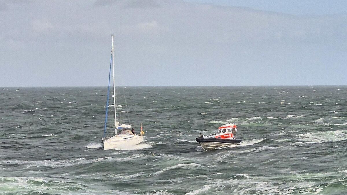 Tochterboot "Verena" des Seenotrettungskreuzers "Hermann Marwede" auf der aufgewühlten Nordsee im Einsatz für eine stark unterkühlte Frau an Bord einer Segeljacht. Foto: Die Seenotretter – DGzRS