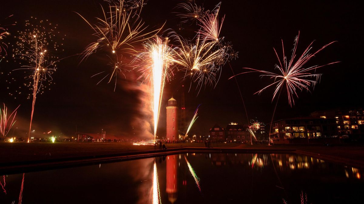 Mehrere Hundert Cuxhavener und Gäste erlebten zum Jahreswechsel bei der Kugelbake ein sehenswertes Silvesterfeuerwerk. Foto: Adelmann