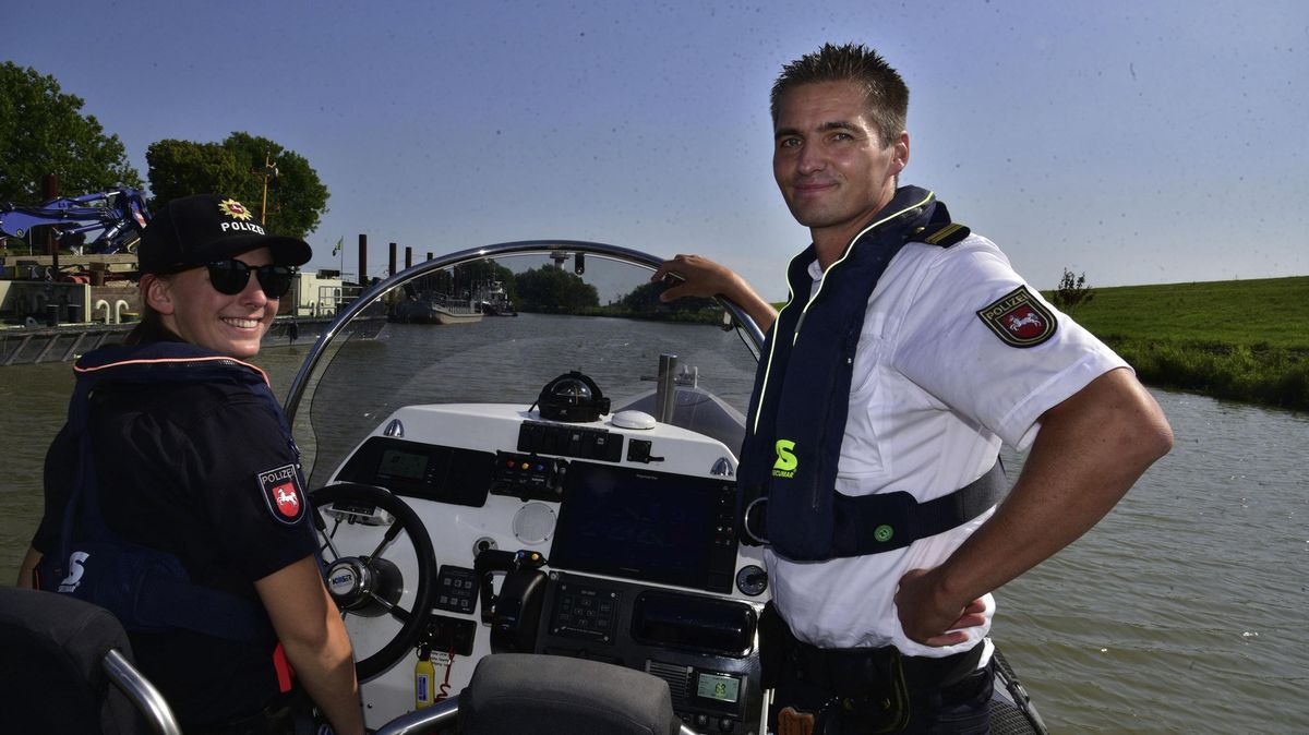 Kommissarsanwärterin Nathalie Krause und Oberkommissar Torben Kubik auf Patrouille. Sie starten ihre Tour mit dem Schlauchboot am Anleger in Stadersand. Foto: Beneke