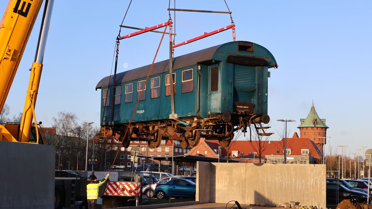 Am Dienstagmorgen schwebte der ausrangierte Bahnwaggon auf das Gelände des neuen Skateparks. Foto: Kolbenstetter