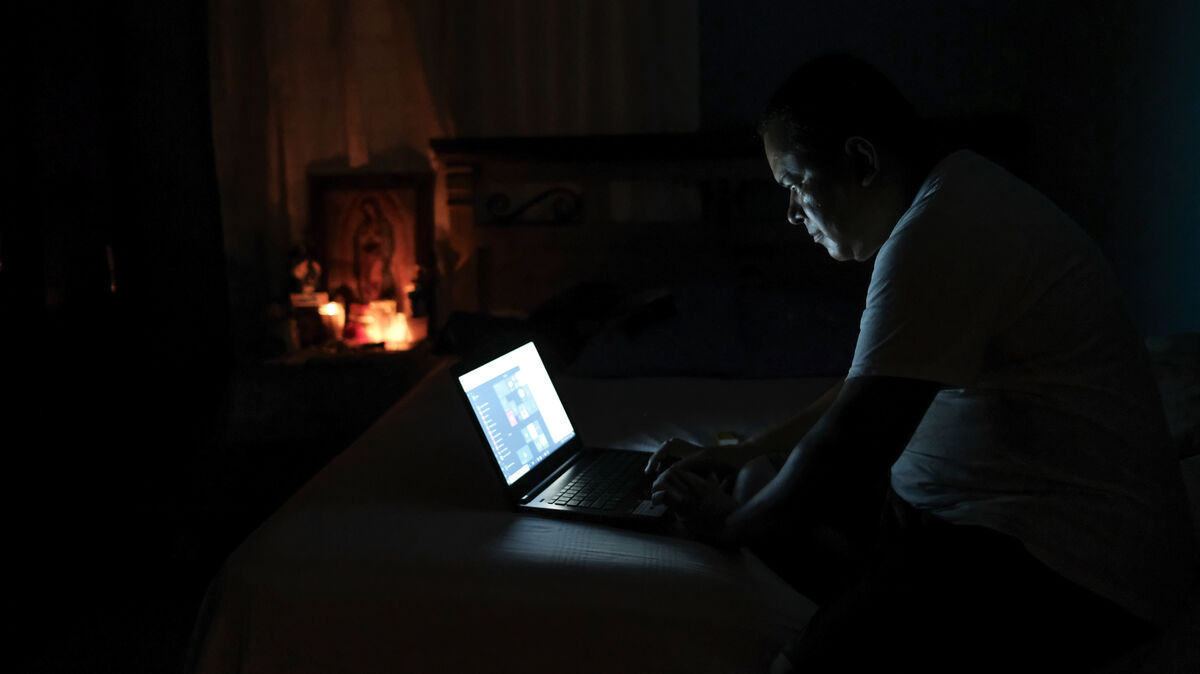 Viele Menschen müssen sich seit Samstagabend mit Akkurest von Laptops und anderen technischen Geräten begnügen. Der Strom ist seitdem weg. Symbolfoto: Carlos Herrera/dpa