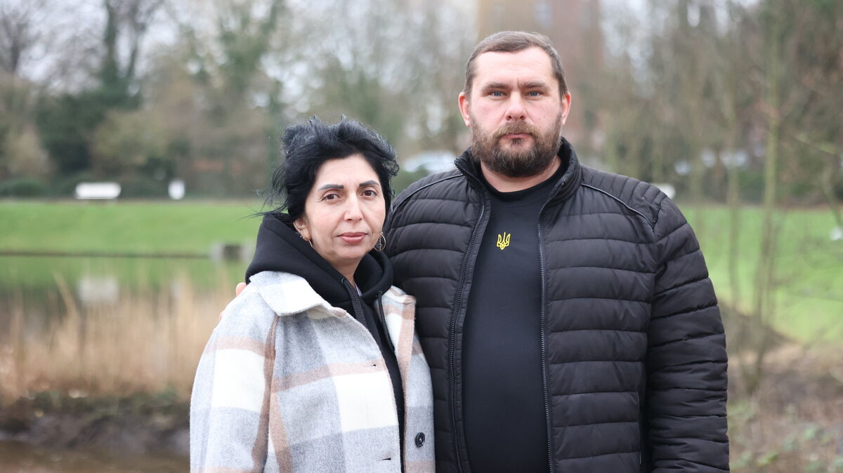 Svitlana Arakelova und Hela Arakelov in Cuxhaven. Ihr Leben in Deutschland ist geprägt von der Sorge um die Söhne, die als Soldaten an der Front in der Ukraine kämpfen, und von Ungewissheit über den Verbleib einer Tochter, die in der von russischen Truppen eingenommenen Stadt Awdijiwka feststeckte. Foto: Fischer