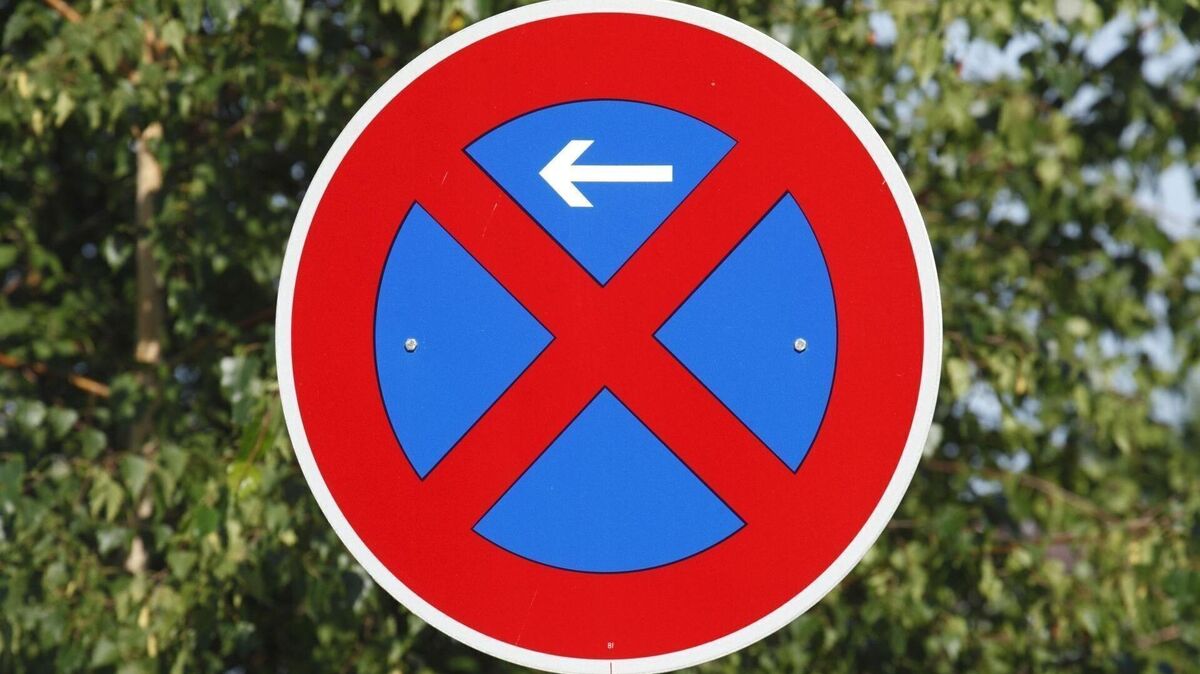 An der Schleusenstraße und einigen anderen Straßen in Otterndorf stehen plötzlich Halteverbotsschilder. Sie gelten in der Zeit zwischen 18 und 6 Uhr. Foto: dpa