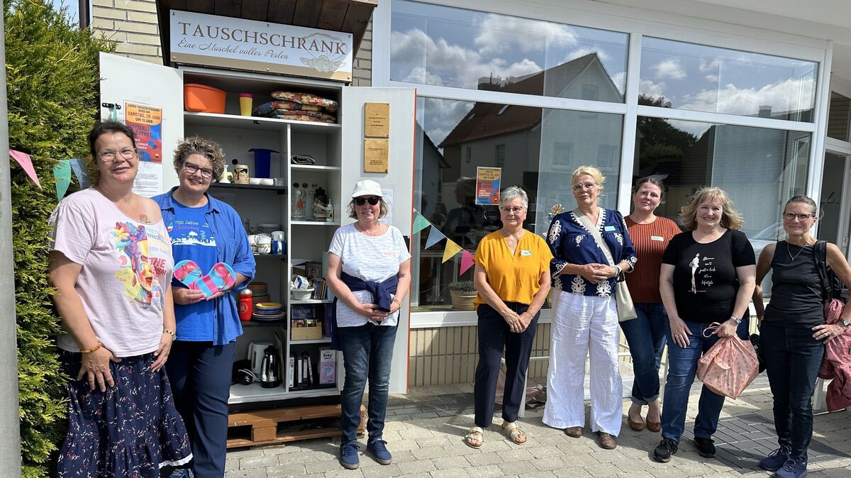 Das Dorffest bot am Sonnabend auch den Rahmen für die offizielle Eröffnung des Tauschschranks, hier mit Initiatorin Dörthe Hempel, Ortsbürgermeisterin Claudia Bönnen und Unterstützerinnen (v.l.). Foto: Reese-Winne