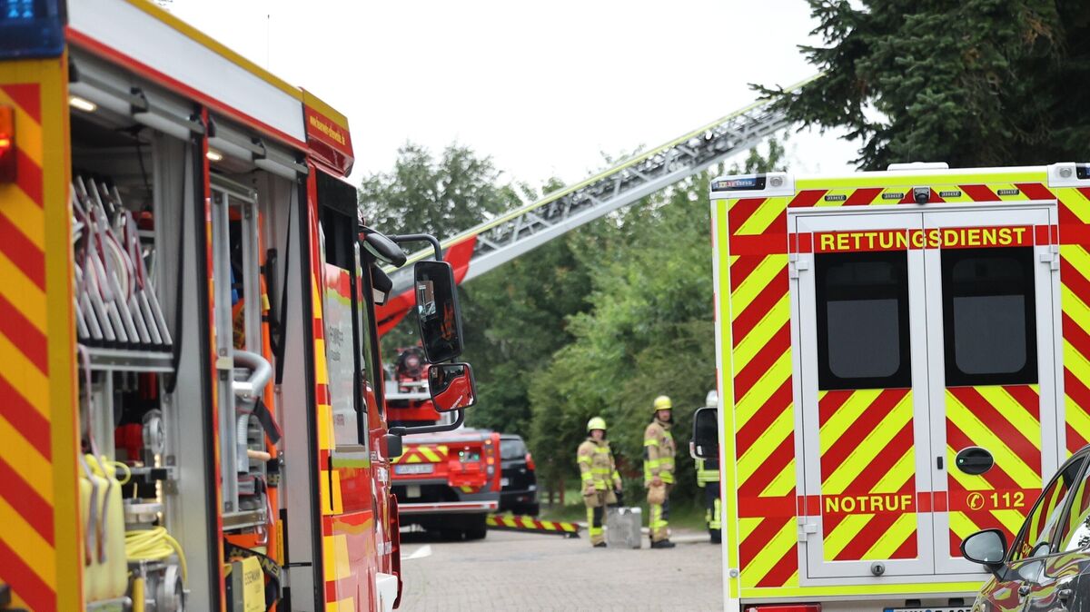Einsatzkräfte der Feuerwehr mit Löschfahrzeugen und Drehleiter in Altenwalde, um den Dachstuhlbrand zu bekämpfen. Foto: Larschow