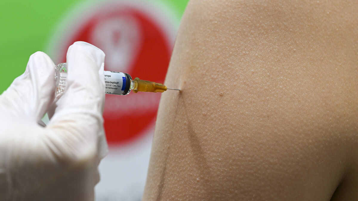 Nicht nur gegen Corona: Die STIKO rät älteren Menschen und Risikogruppen, sich auch gegen andere Atemwegsinfektionen wie Influenza, Pneumokokken oder RSV impfen zu lassen. Foto: Jens Kalaene/dpa