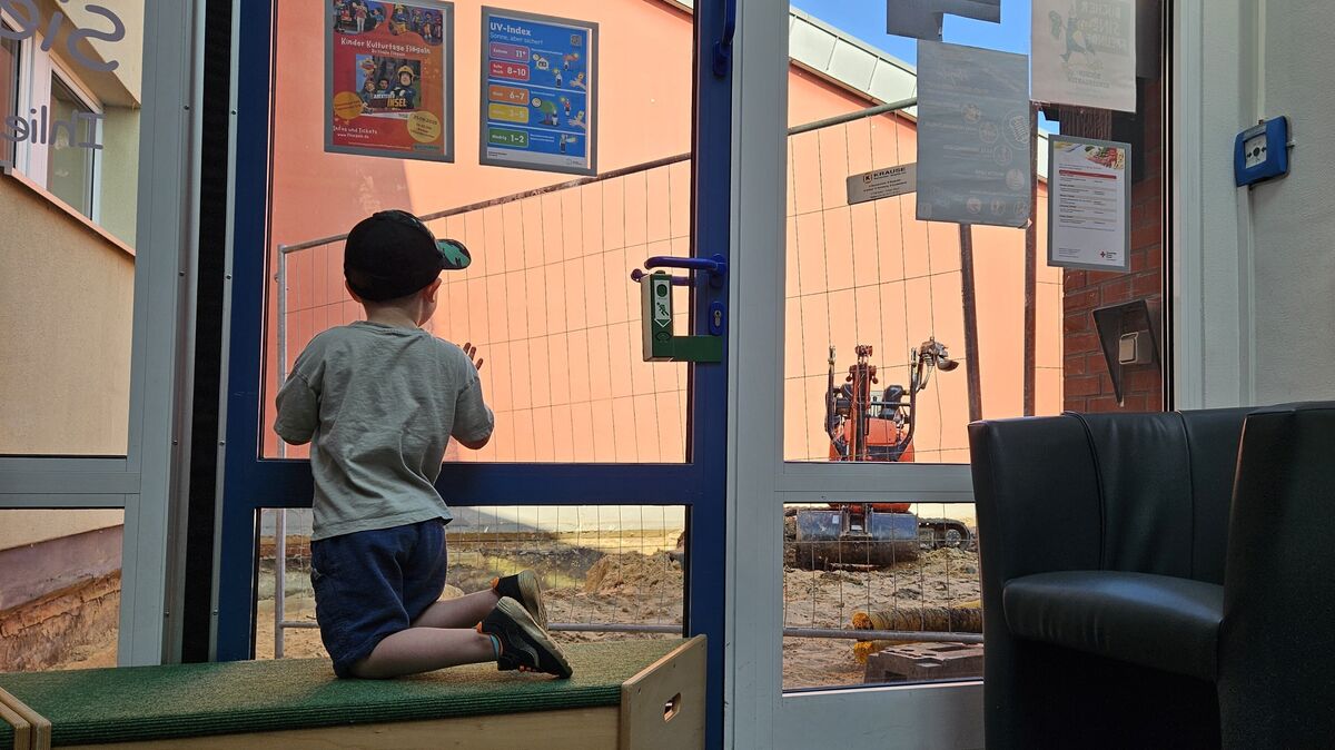 Ein Junge staunt über die Bauarbeiten und die veränderte Aussicht. Hier sollen ein Flur und eine Kinderwagenüberdachung entstehen. Foto: Rahn