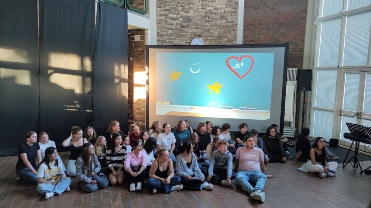 Die Schülerinnen und Schüler aus drei Nationen bringen zusammen „Das Fliegende Klassenzimmer 2.0“ auf die Bühne. Aufführungsort ist das Forum des Lichtenberg-Gymnasiums. Foto: Kasparek