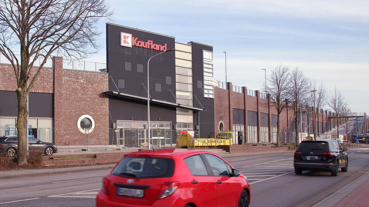 Das Logo der SB-Warenhauskette wurde bereits montiert: Die künftige Kaufland-Filiale an der Konrad-Adenauer-Allee in Cuxhaven. Foto: Koppe