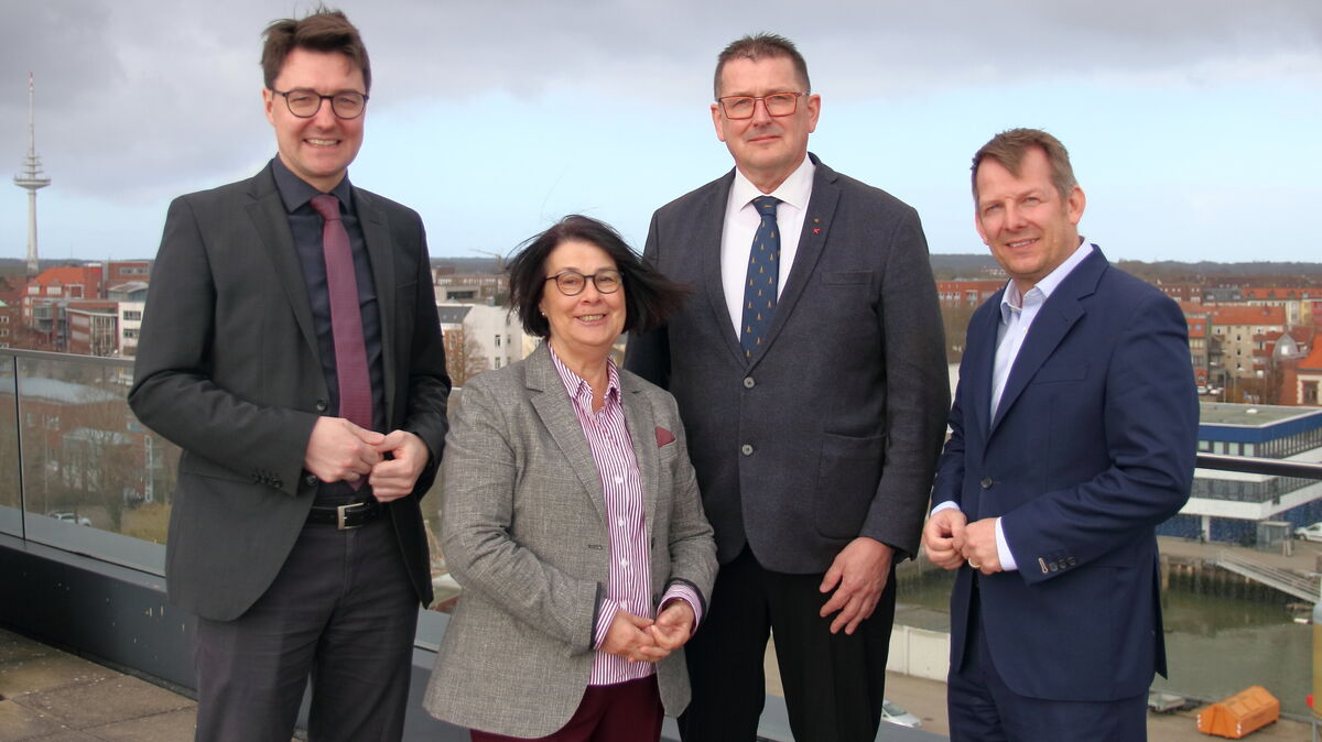 Thomas Brunken, designierter Oberbürgermeisterkandidat der Cuxhavener Christdemokraten (M.) mit den beiden CDU-Stadtverbandsvorsitzenden Christoph Frauenpreiß und Christiane Buck und dem Vorsitzenden der CDU-Ratsfraktion, Thiemo Röhler (r.). Foto: Koppe