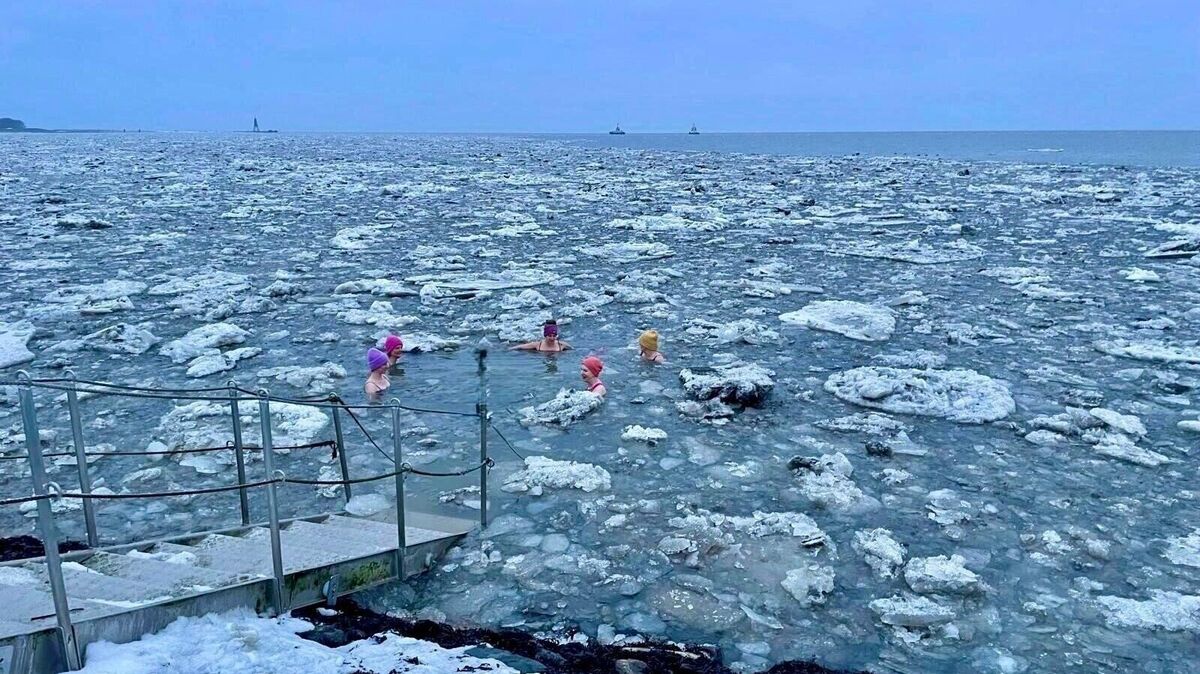 Trotz eisiger Temperaturen wagen sich die „Buchtmädels“ fast täglich ins kalte Wasser an der Grimmershörnbucht – ein mutiger Akt der Selbstüberwindung und Gemeinschaft. Foto: Buchtmädels