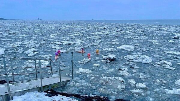 Warum die "Buchtmädels" aus Cuxhaven freiwillig in die eiskalte Nordsee gehen