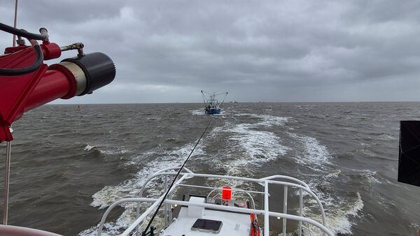 Kutter treibt auf Sandbank vor Cuxhaven: Seenotretter befreien drei Fischer