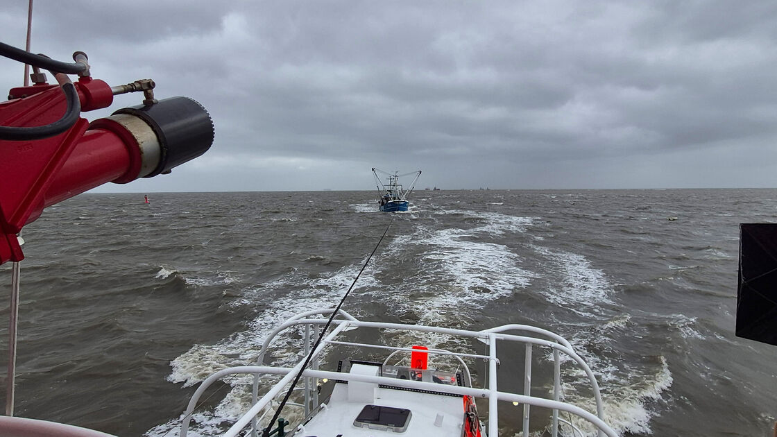 Kutter treibt auf Sandbank vor Cuxhaven: Seenotretter befreien drei ...