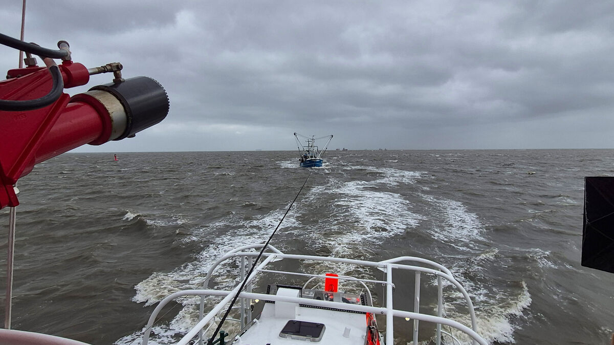Mit dem Seenotrettungskreuzer "Hans Hackmack" der DGzRS schleppen die Seenotretter einen manövrierunfähigen Krabbenkutter in Richtung Cuxhaven. Foto: DGzRS