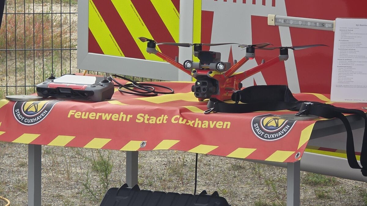 Moderne Technik für mehr Sicherheit: Die neue Einsatzdrohne der Feuerwehr Cuxhaven wird präsentiert und steht bereit, um bei Einsätzen aus der Luft wertvolle Unterstützung zu leisten. Foto: König/Feuerwehr
