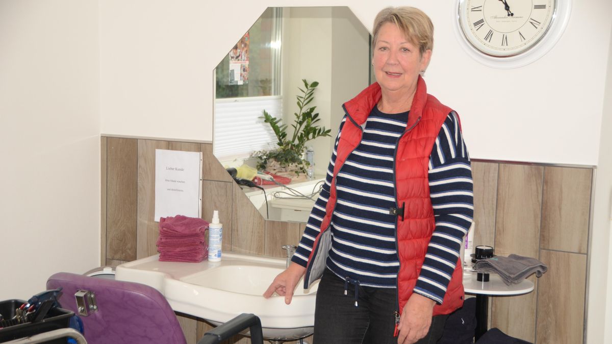 Friseurin Martha Ketelhut in ihrem kleinen Frisiersalon in ihrem Wohnhaus in Ihlienworth. Sie sah sich während des Lockdowns im April dem Vorwurf ausgesetzt, Kunden illegal frisiert zu haben. Das Amtsgericht Cuxhaven stellte das Bußgeldverfahren gegen sie ein. Foto: Rohde