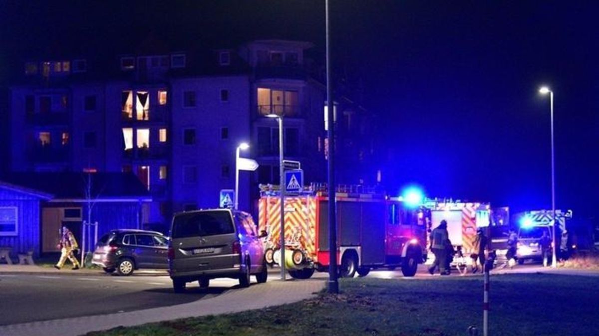 Blick auf die Einsatzstelle im Altländer Viertel in Stade: Die Feuerwehr ist mit einem Großaufgebot vor Ort.Foto: Beneke