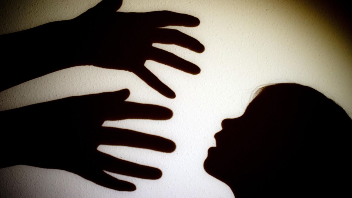 Das Amtsgericht Otterndorf hat einen 31-jährigen Bremerhavener verurteilt, der die minderjährige Tochter seiner Lebensgefährtin sexuell missbraucht und davon Videos ins Netz gestellt hat. Die Polizei konnte außerdem vier weitere Opfer und zwei weitere Tatverdächtige ermitteln. Foto: Patrick Pleul/dpa