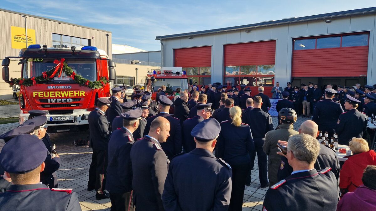 Gäste aus Politik, Verwaltung und der Feuerwehrszene beim großen Festakt. Das ist das neue Domizil der Freiwilligen Feuerwehr Groden. Foto: Fischer
