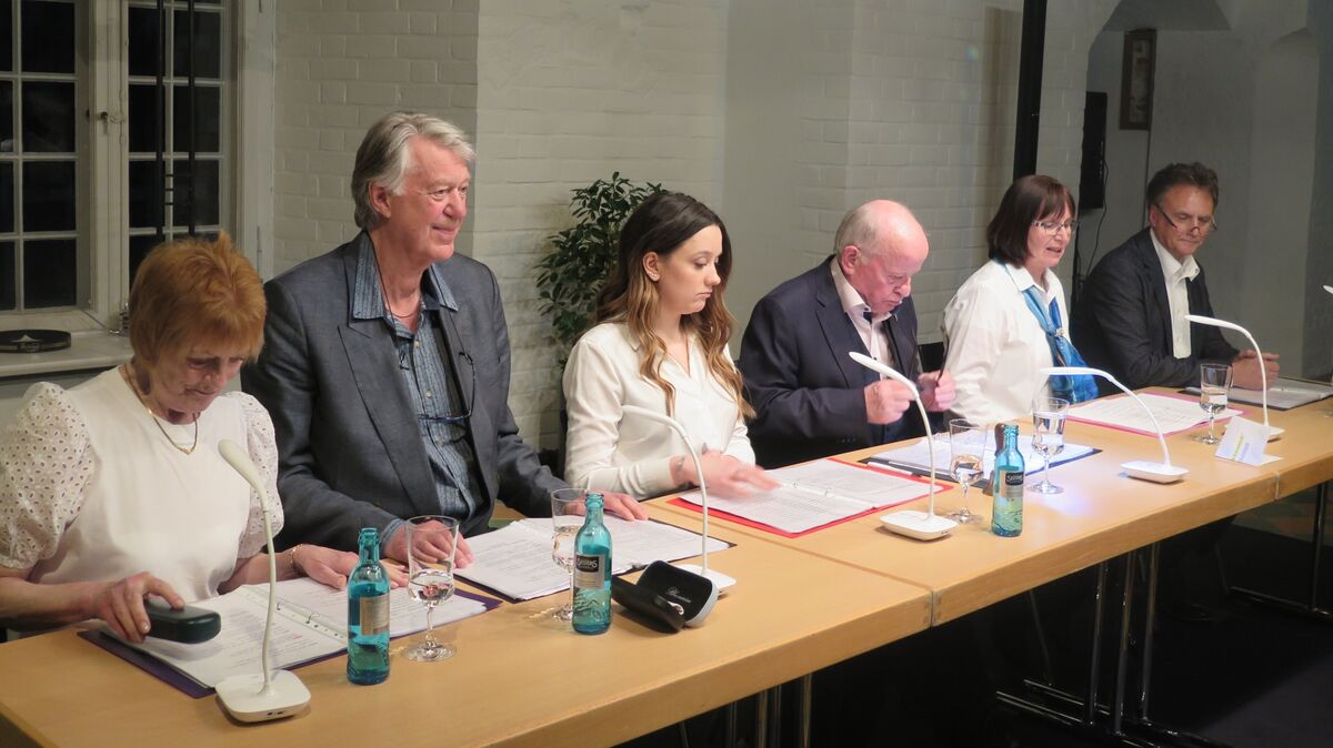 Zum dritten Mal "Weltliteratur op Platt" im Schloss Ritzebüttel, dieses Mal mit (von links) Gisela Grote, Sigi Koperschmidt, Sarah Kittel, Reiner Frericks, Ingrid Ortmann und Volker Kästner. Foto: Cordes