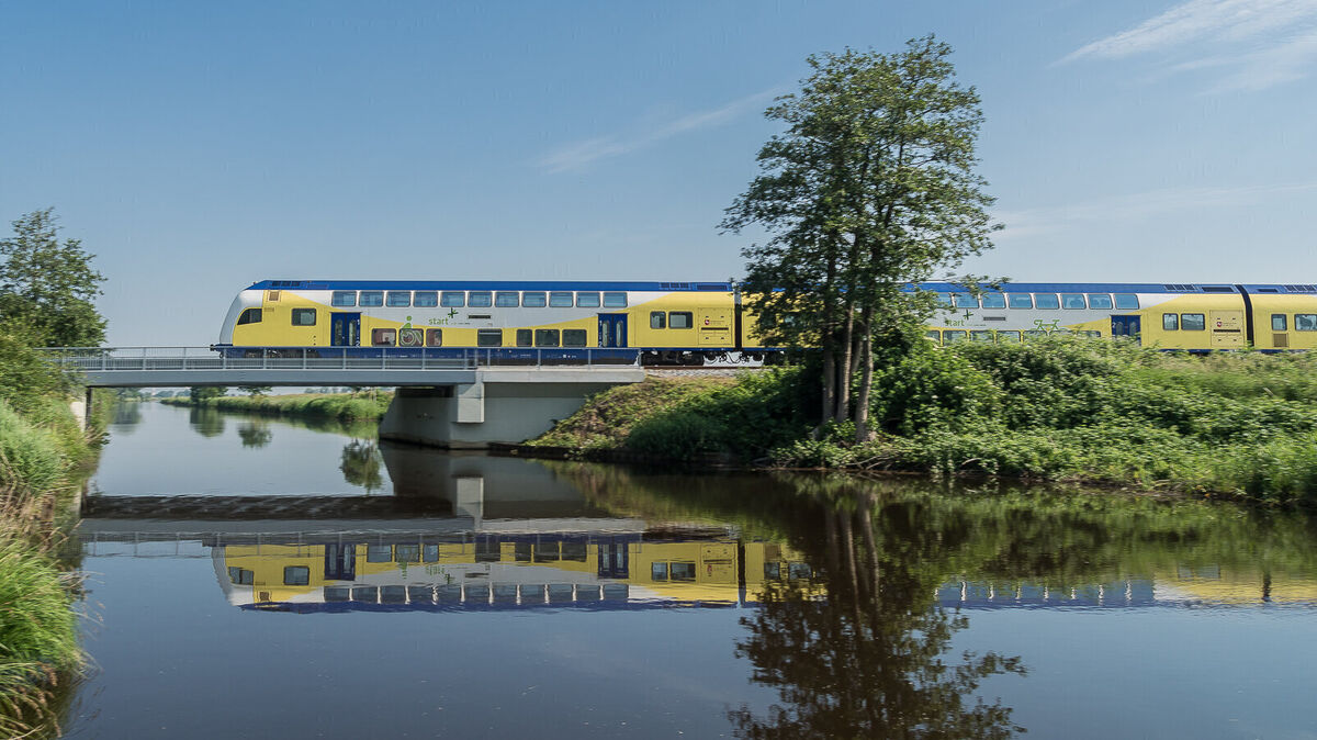 Von der Eisenbahnbrücke ins Wasser: Die Aktion führte laut Bundespolizei zu Zugverspätungen. Foto: Reich/Start Unterelbe