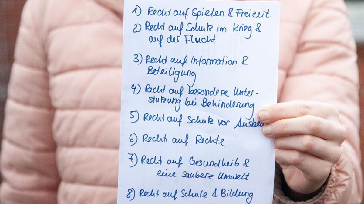 Lehramtsreferendarin Alina Müller-Wirts zeigt Kinderrechte, die sie mit Schülern der Nordholzer Grundschule in Videoclips verwandelt hat: Recht auf Spielen & Freizeit, Recht auf Schutz im Krieg & auf der Flucht, Recht auf Information & Beteiligung, Recht auf besondere Unterstützung bei Behinderung, Recht auf Schutz vor Ausbeutung, Recht auf Rechte, Recht auf Gesundheit & eine saubere Umwelt, Recht auf Schule & Bildung. Foto: Leuschner