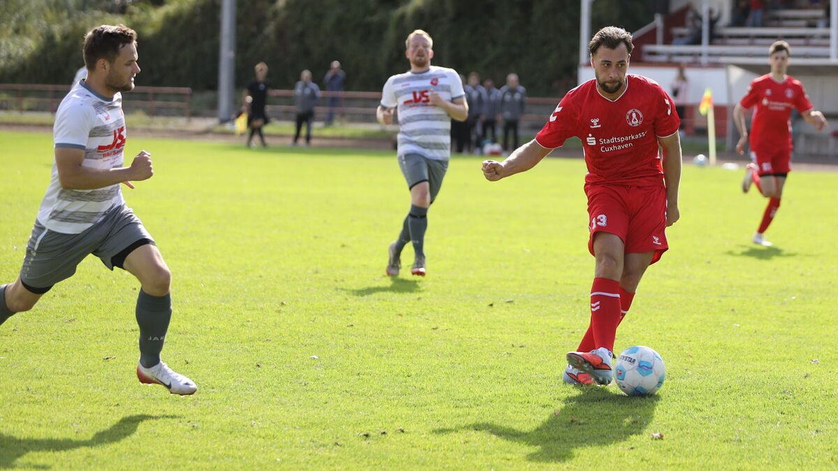 Die vermeintliche Vorentscheidung: Gabriel Costa erzielt in dieser Szene sein drittes Tor an diesem Tag für Rot-Weiss Cuxhaven. Foto: Unruh
