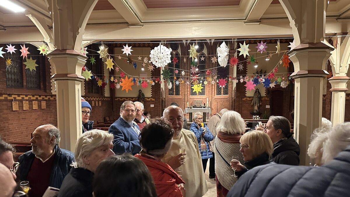 Nach dem Gottesdienst versammelte sich die Gemeinde noch zu einem Empfang in der wunderschön mit Sternen geschmückten Herz-Jesu-Kirche. Fotos: Reese-Winne