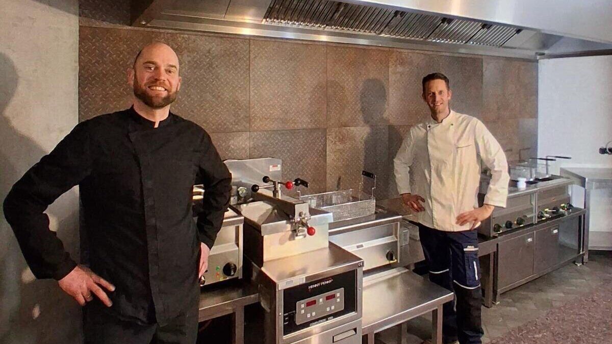 Markus Grade und Frederik Packwitz auf der Baustelle in Nordholz. Ende Januar soll hier „Das Frittierwerk“ eröffnen. Foto: Privat