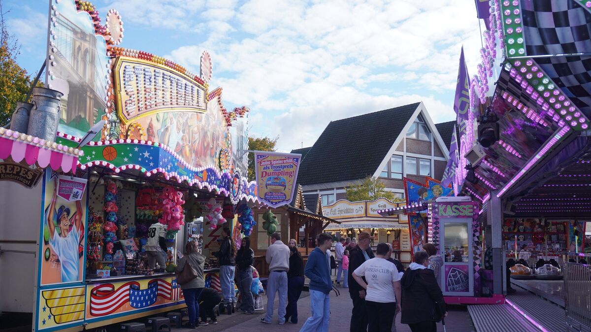 Der Cadenberger Herbstmarkt zieht Jung und Alt an, um zwischen Plüschtieren und Attraktionen das große Glück zu suchen.  Foto: Brettschneider