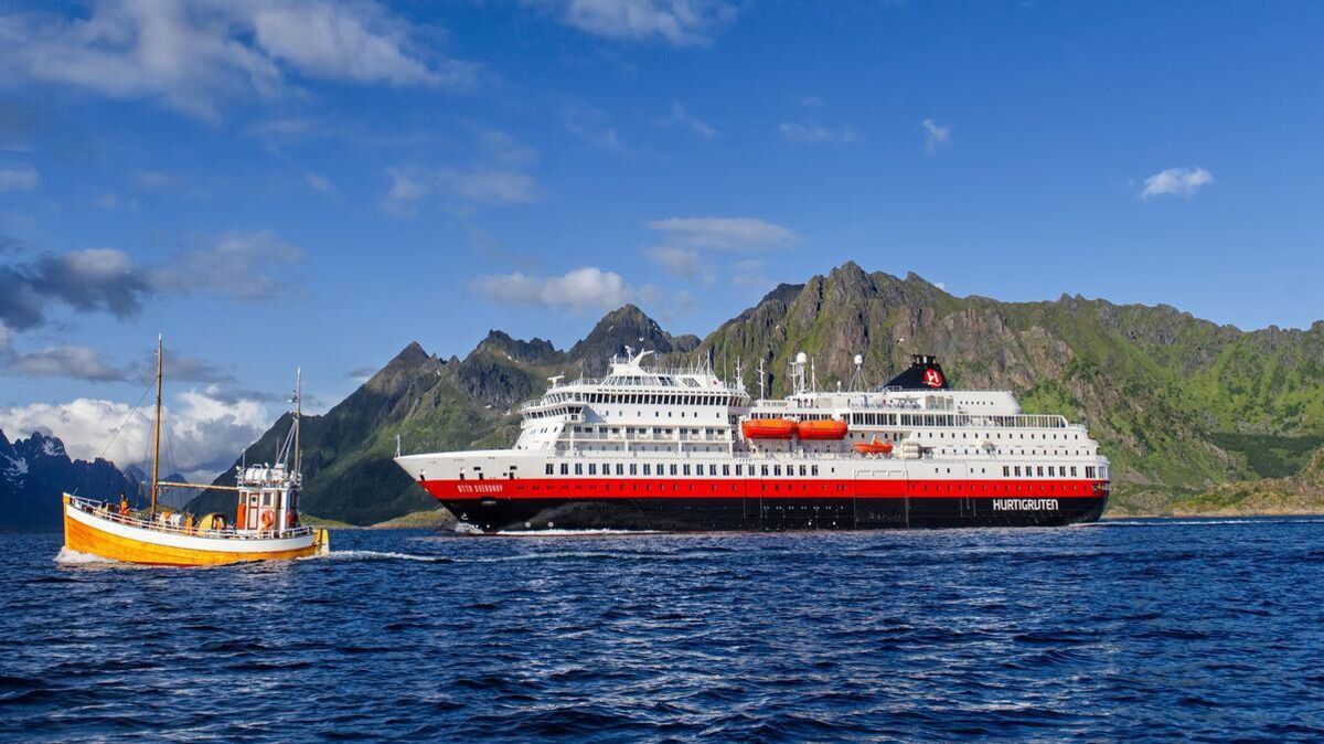 Das romantisch anmutende Bild des Kreuzfahrtschiffs "Otte Sverdrup" der Reisefirma Hurtigruten bekommt bei näherem Betrachten einen negativen Charakter. Foto: Hurtigruten/Agurtxane Concellon