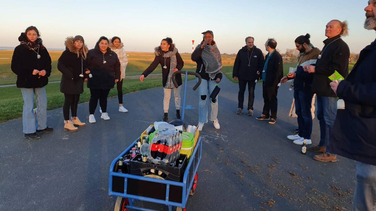 Die "Erasmus+"-Praktikantinnen aus dem italienischen Gorizia während der Grünkohlwanderung auf dem Otterndorfer Elbdeich. Foto: red