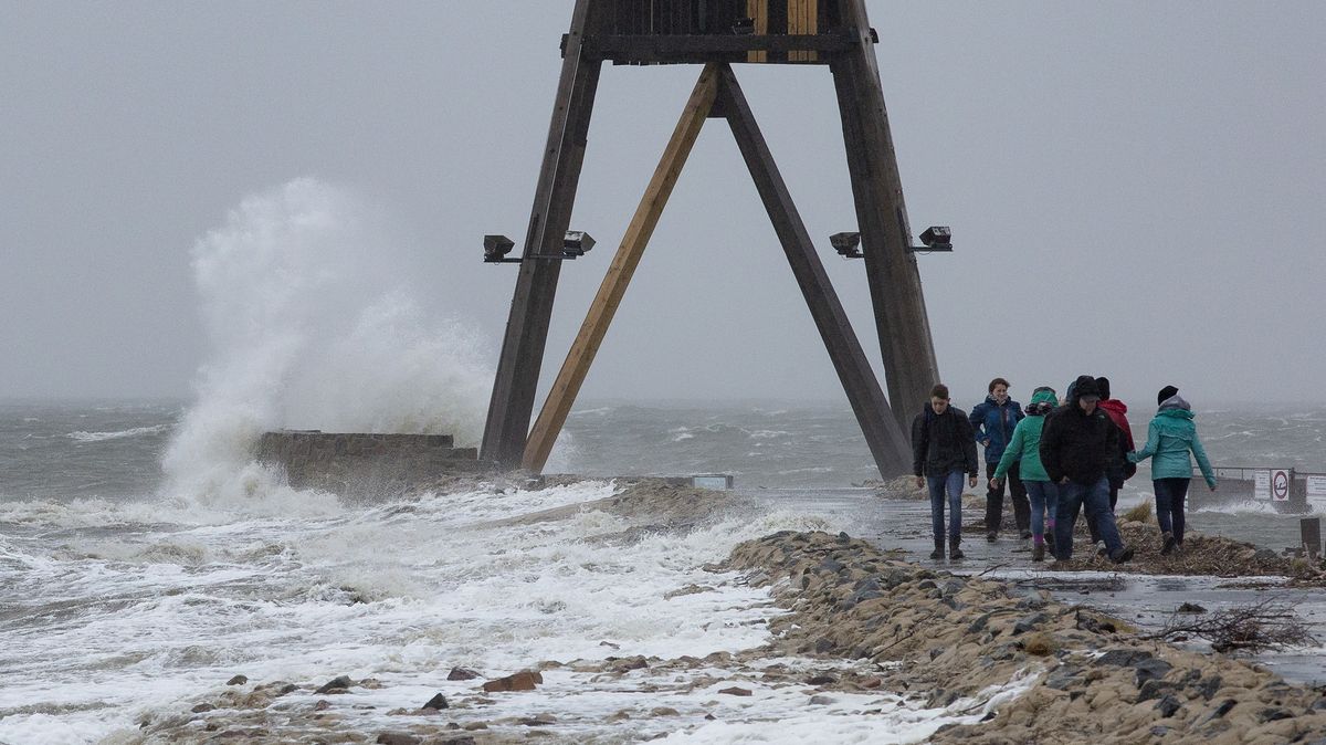 Erste Sturmflut in diesem Herbst in Cuxhaven | CNV Medien