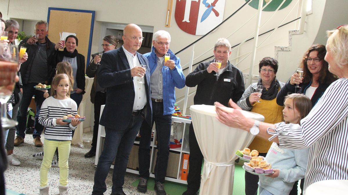 Den Hortkindern hatte Schulleiterin Maike Krewega aus der Franzenburger Schule frei gegeben, damit sie die Eröffnungsfeier miterleben und diese auch mitgestalten konnten. Foto: Reese-Winne
