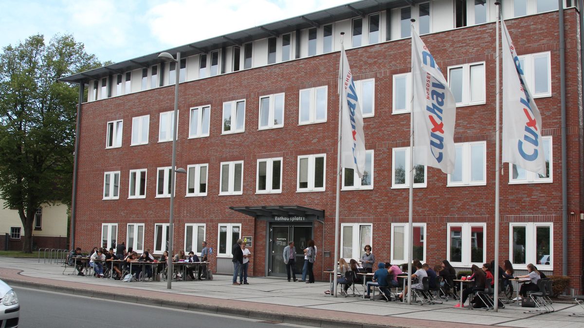 Verantwortung zu tragen, kann auch unbequem sein: Im August 2018 verlegte die Bleickenschule ihren Unterricht vor das Rathaus, um gegen die Raumnot bei sich zu protestieren. Die Verwaltungsspitze kam heraus, um ins Gespräch einzusteigen. Foto: Reese-Winne