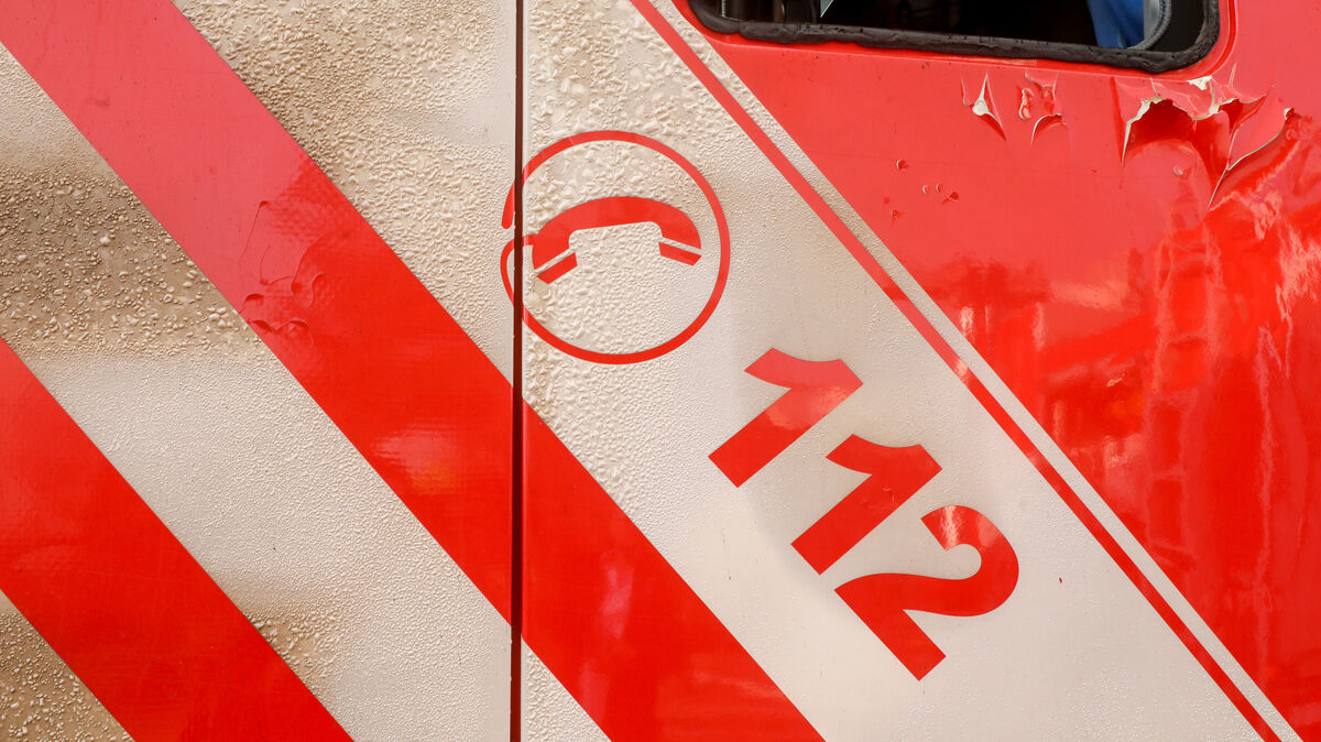 Bereits beim Eintreffen der Feuerwehr war eine Rauchentwicklung aus einem Fenster im Obergeschoß sichtbar. Foto: dpa
