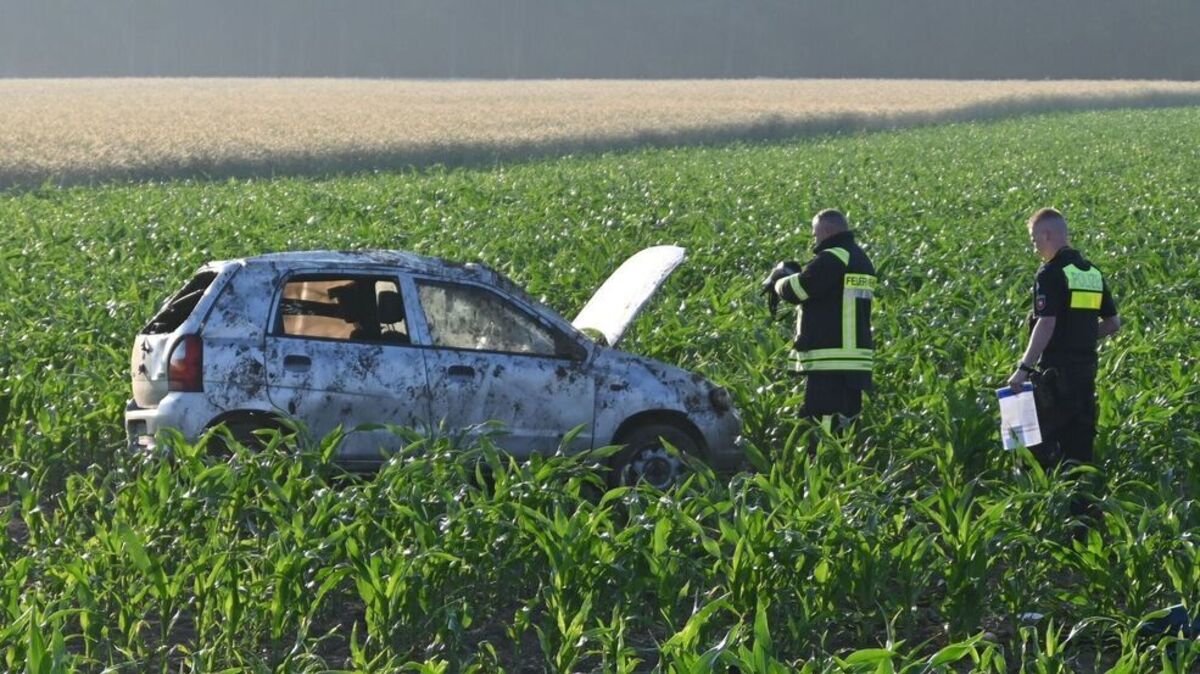 Ein Feuerwehrmann misst die Temperatur des Motors. Foto: Vasel