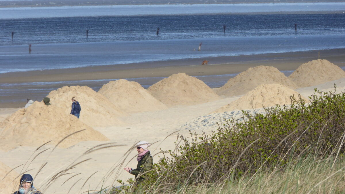 Auch die Sandanfuhr an den Cuxhavener Stränden gehört zu den Saisonvorbereitungen. Foto: Reese-Winne