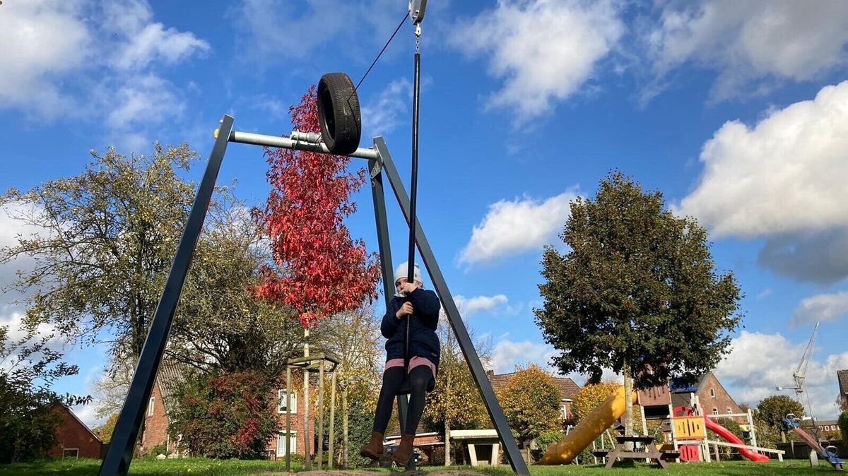 Die neue Seilbahn auf dem Geversdorfer Spielplatz ist bei den Kindern der Hit und wird sehr gut angenommen. Foto: Unruh