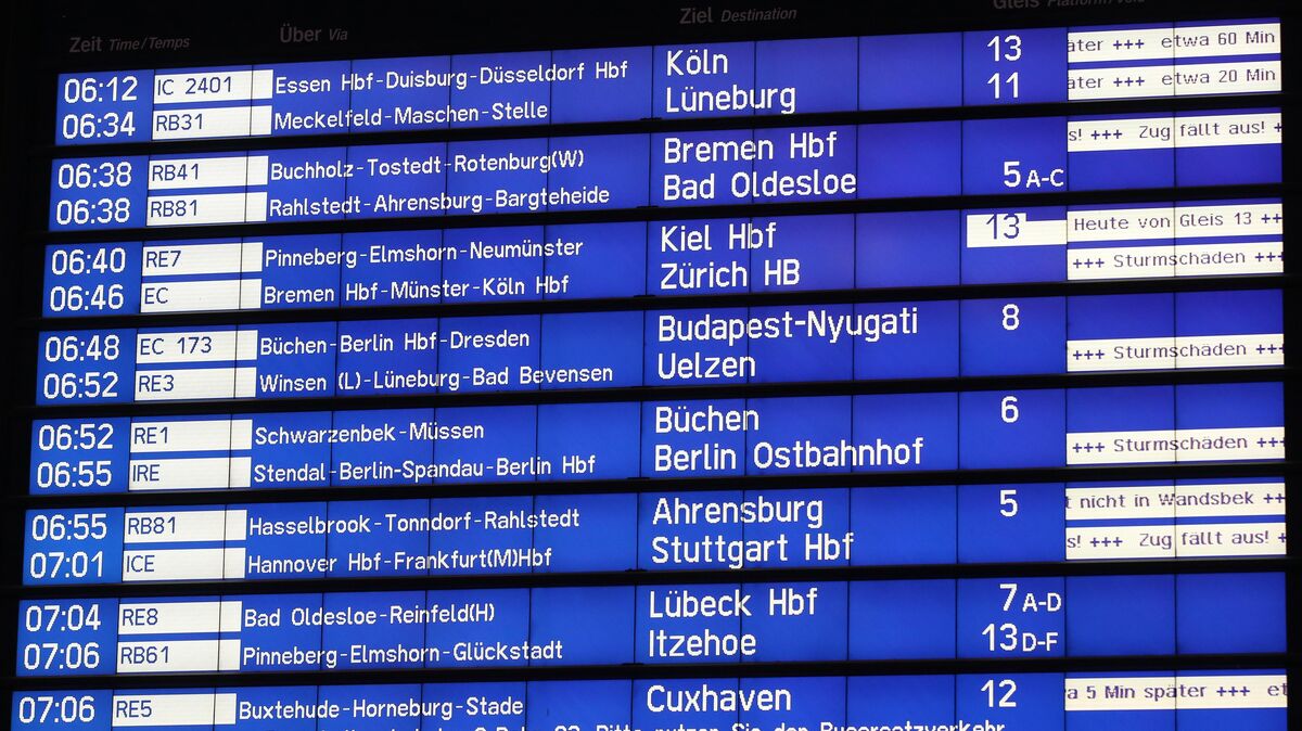 Wegen des Orkans "Zeynep" wird die Bahn den Regionalverkehr am Freitagnachmittag sukzessive einstellen. Die Verkehrsunternehmen in Cuxhaven rechnen mit Einstellung des Betriebs für Freitagabend. Foto: Bodo Marks/dpa