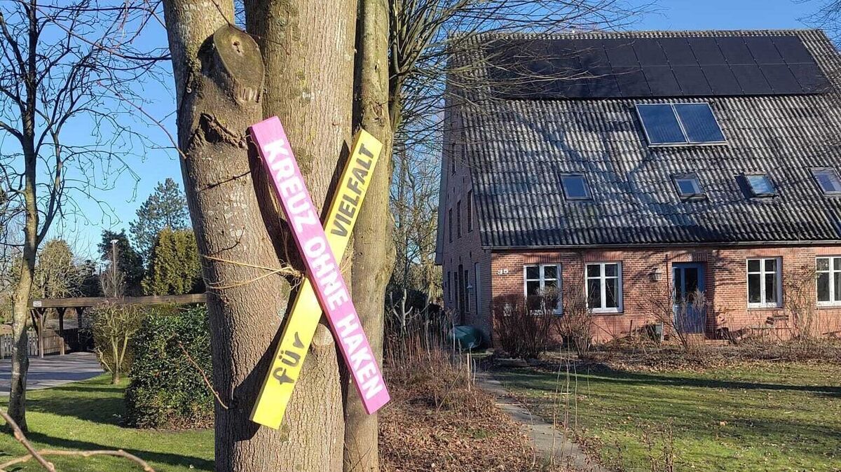 Mit dem "Kreuz ohne Haken" setzt sich Familie Brack aus Lüdingworth für Vielfalt und gegen Rechtsextremismus ein. Foto: Brack