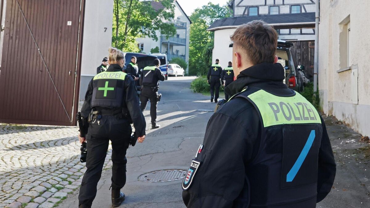 Polizeibeamte durchsuchen nach dem Verbot der Reichsbürger-Gruppe "Königreich Deutschland" durch den Bundesinnenminister Gebäude. Mehrfach gab es hier Treffen der Reichsbürgerszene. «Reichsbürger» erkennen die Bundesrepublik Deutschland nicht als Staat an. Viele von ihnen behaupten, das historische Deutsche Reich bestehe bis heute fort. Die Polizei durchsuchte Gebäude in Baden-Württemberg, Niedersachsen, Nordrhein-Westfalen, Rheinland-Pfalz, Sachsen, Sachsen-Anhalt und Thüringen. Foto: Bodo Schackow/dpa