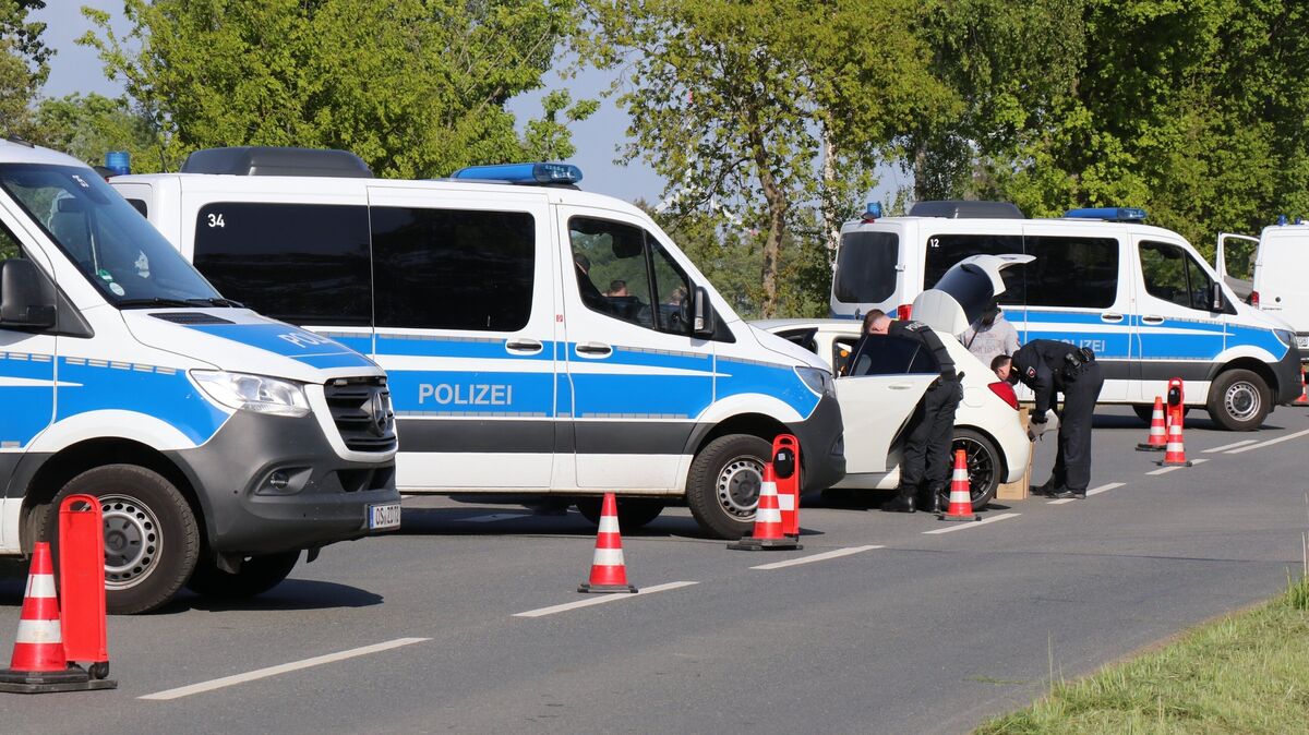 Mit einem Großaufgebot an Einsatzkräften kontrolliert die Polizei seit Freitagabend die Teilnehmer eines Rockertreffens in Cuxhaven-Altenwalde. Foto: Mangels