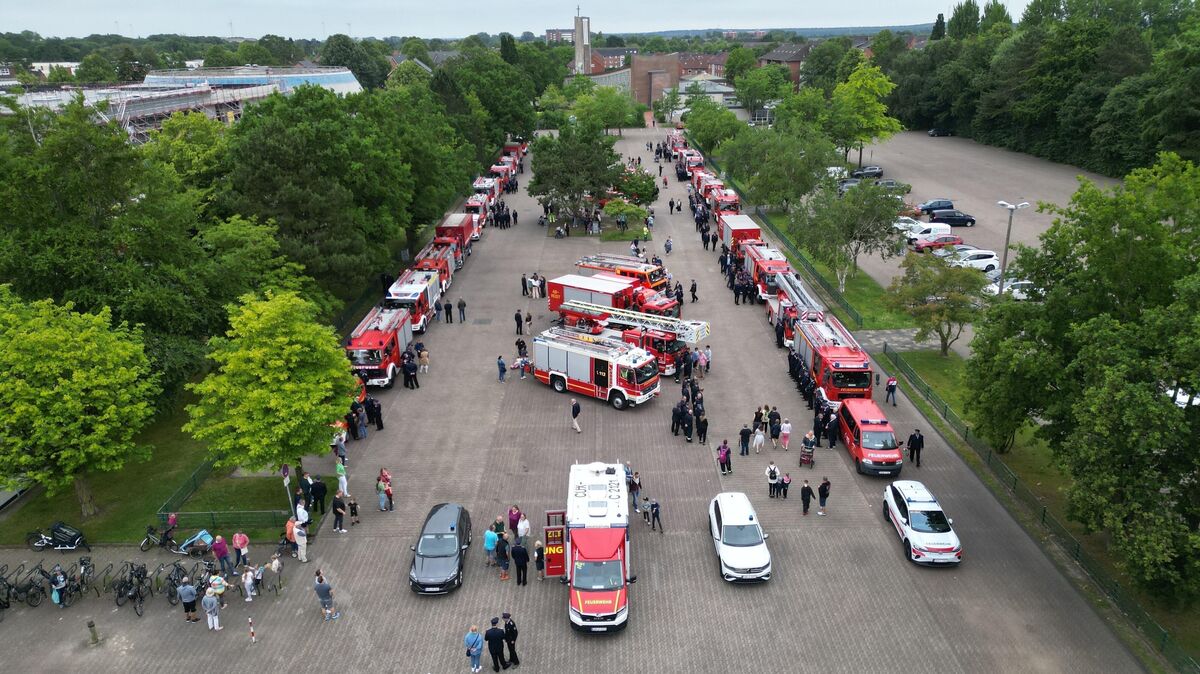 Der Generalappell auf dem Wochenmarktplatz versammelte Fahrzeuge und Mitglieder der Feuerwehren auf dem Wochenmarktplatz. Foto: Feuerwehr Stadt Cuxhaven