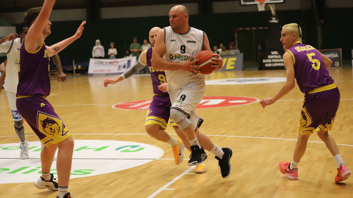 Andreas Hasenkamm auf dem Weg zum Korb. Er möchte bei BTS Neustadt dazu beitragen, dass die BasCats ihre Ambitionen weiter verfolgen können. Foto: Witthohn