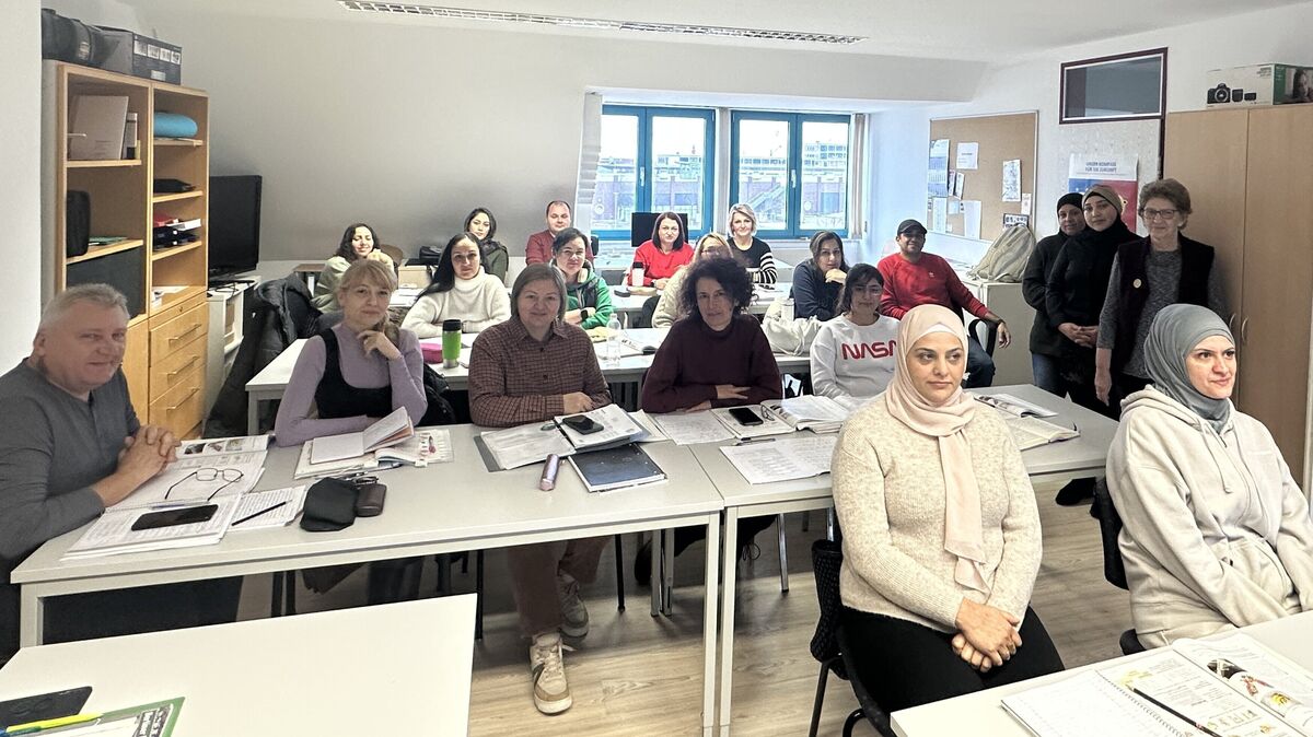 Gemeinsam arbeiten unter der Anleitung von Ruth Stolz Menschen aus mindestens vier Nationen auf die wichtige B2-Übung in Deutsch hin. Foto: Reese-Winne